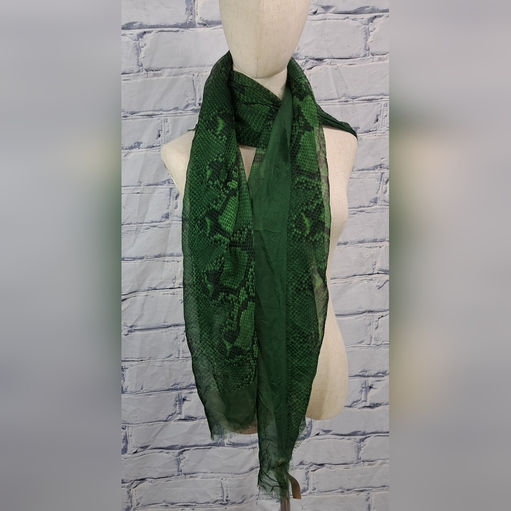 Burberry Women's Scarf Green Reptile Snakeskin 100% Silk Italy 70" x 40" - Picture 5 of 16